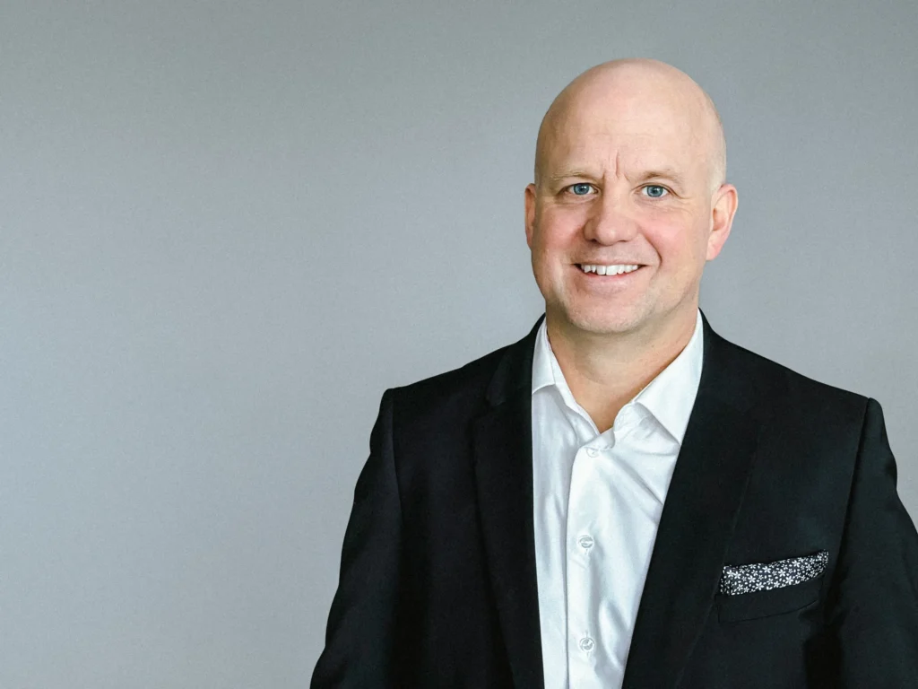 Leende man i kostym.