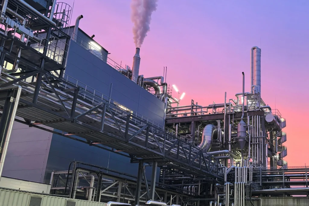 Industriell anläggning vid solnedgång