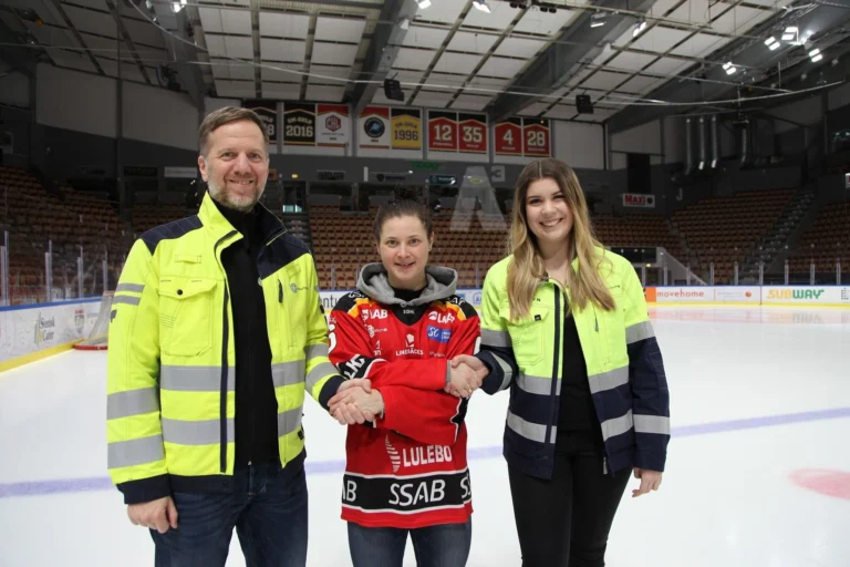 Tre personer på hockeyrink