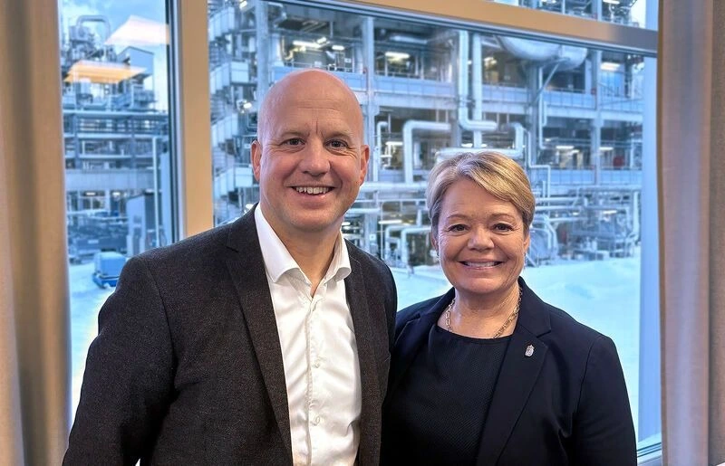 Sunpines VD David Öquist och landshövding Lotta Finstorp